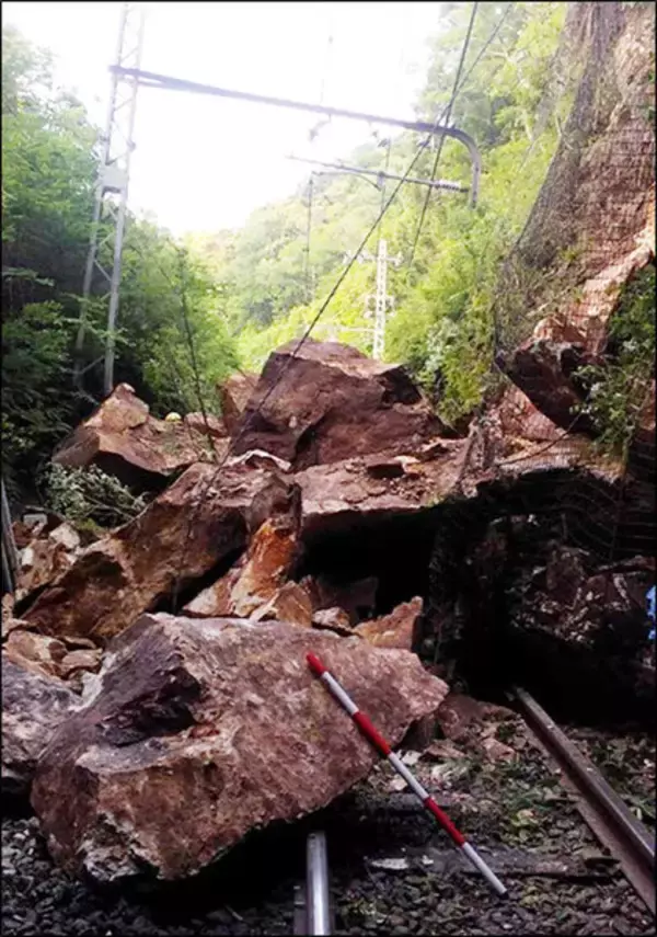 飯田線に岩石ゴロゴロ… 線路施設が損傷 復旧めど立たず