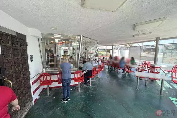 「「世界最古のマクドナルド」に行ってみた 普通の店舗デザインなぜ違う？ 謎キャラが物語る70年」の画像