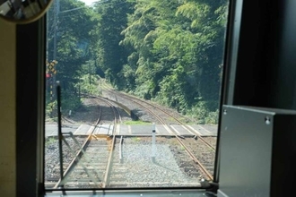 乗り通すのが至難!? JR屈指の「赤字&絶景ローカル線」 1日3本しかない県境部、その“潜在力”とは?