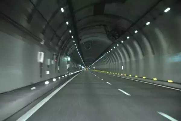 トンネル天井の「お化け扇風機」何のため？ 風速は台風並み！ ただの換気じゃない「命を守る」ハイテク装置だった