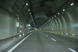 トンネル天井の「お化け扇風機」何のため？ 風速は台風並み！ ただの換気じゃない「命を守る」ハイテク装置だった