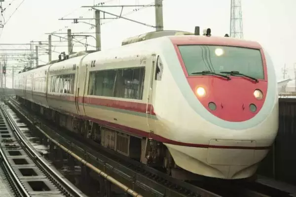 特急「はくたか」が復活？ ほくほく線の普通列車が“SRE”風に 前後で別の「顔」
