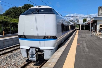 紅白の「新たな観光特急」運行へ 「能登かがり火」型車両を改造 3両のうち1両は「特別」仕様に