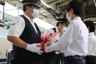 行先は「修学旅行」 新大阪行き“のぞみ専用臨”3年ぶりに出発式 「平和の尊さかみしめて」