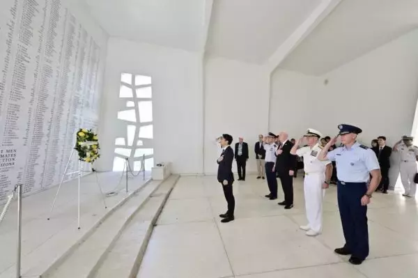 小泉防衛相が訪問した真珠湾の“浮かぶ慰霊施設”に行ってみた 係員が言った「ここは観光地にあらず」という言葉の重みとは