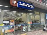 「「高さバグってる！」ツッコミ殺到の“日本一高いローソン看板” なぜそんな場所に？ 店は1階、看板は5階からニュルリ！」の画像1