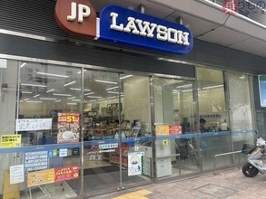「高さバグってる！」ツッコミ殺到の“日本一高いローソン看板” なぜそんな場所に？ 店は1階、看板は5階からニュルリ！