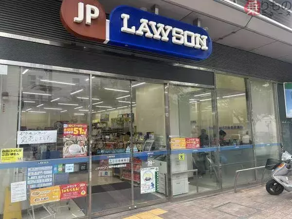 「高さバグってる！」ツッコミ殺到の“日本一高いローソン看板” なぜそんな場所に？ 店は1階、看板は5階からニュルリ！