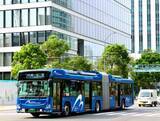 「メチャ長い「連節バス」なぜ歩道に乗り上げない？ 一般のバスと同様に曲がれる秘密は“隠れたハイテク”」の画像1