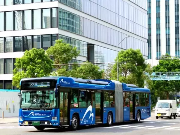 メチャ長い「連節バス」なぜ歩道に乗り上げない？ 一般のバスと同様に曲がれる秘密は“隠れたハイテク”