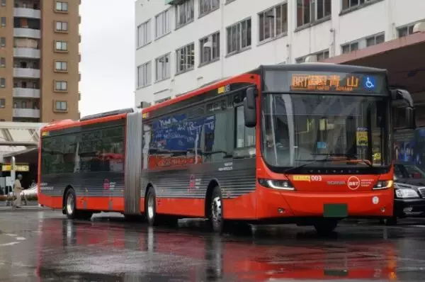 「メチャ長い「連節バス」なぜ歩道に乗り上げない？ 一般のバスと同様に曲がれる秘密は“隠れたハイテク”」の画像