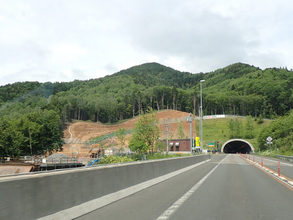 総延長288キロ「対面通行だらけな高速道路の4車線化」が加速！ 完成すれば“鉄道に打撃”か 現地で見た進捗