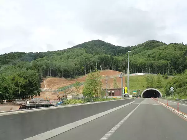 総延長288キロ「対面通行だらけな高速道路の4車線化」が加速！ 完成すれば“鉄道に打撃”か 現地で見た進捗