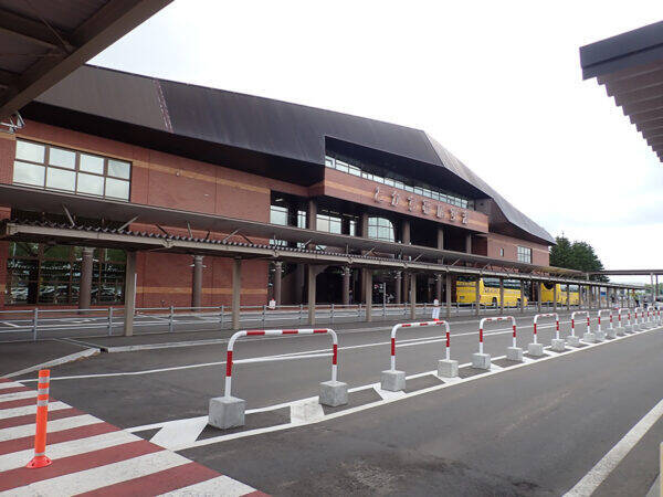 果てしなく続く平野に「やたら街から遠い空港」いったいナゼ？ 海外もいける“日本最大の農業地帯”空港のポテンシャル