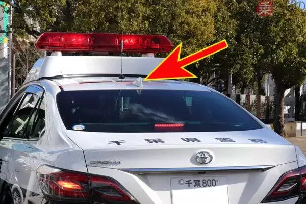 なぜ車の屋根に「サメのヒレ」？ 正体は単なる飾りじゃなかった！ なら棒アンテナはどこへ？
