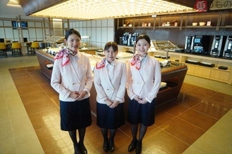 羽田空港の新「JAL国内線最上級ラウンジ」が“別次元”に進化！ 「もはや空港じゃない」”憧れの空間”に潜入