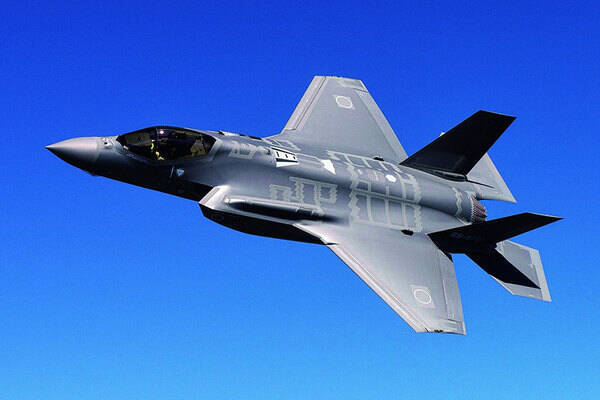 アメリカ「F-35戦闘機の半数が動きません」その原因は？ 日本も他人事と言えないワケ