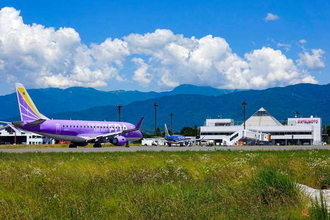 超貴重！ コクピットからの「日本一標高の高い空港」への着陸が凄すぎる件 FDA公式が神動画を公開