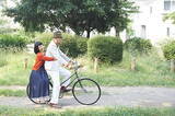 「「アニメや映画の真似しないで!!」 自転車「ニケツ」がメチャ危ないわけ 実は構造的に危険！ 違反キップ切られるだけじゃない」の画像1