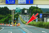 「「あれ、中央分離帯がくり抜かれてる…」 関越道/国道/県道が絡まるインターの“ナゾ構造”27日解消 “逆走”防ぐ」の画像1