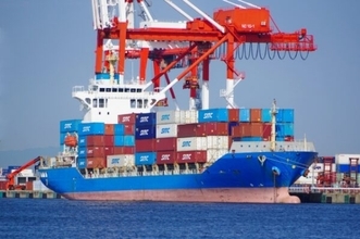 「海のテトリス」!? ミス一つ許されないコンテナ船の積み込み現場 緻密すぎる“プロの仕事”とは