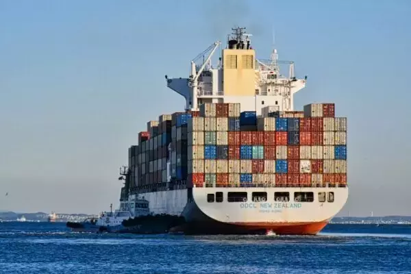 「「海のテトリス」!? ミス一つ許されないコンテナ船の積み込み現場 緻密すぎる“プロの仕事”とは」の画像