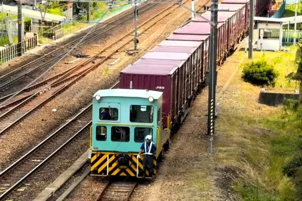 貴重な現役路線！ 中央本線に残る「製紙工場の専用線」 可愛らしい機関車が貨車を牽く姿を見てきた