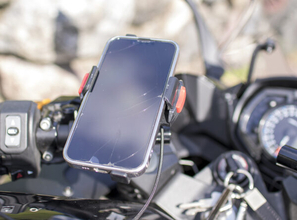 「バイクにスマホをつけると壊れる説」は本当か 実際何がどう“壊れる”の？ 修理のプロに聞いた