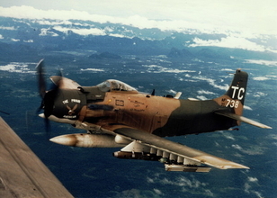 「トイレが空から降ってきた日」犯人は軍用機 一体なぜ？ ネタを本気でやってしまった米軍