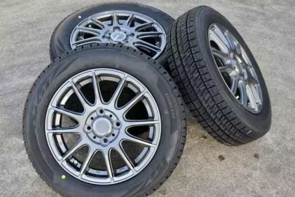 どんな高級車も最新EVも「タイヤはなぜ真っ黒？」 実は昔は“白”だった!? 100年変わらない黒の秘密