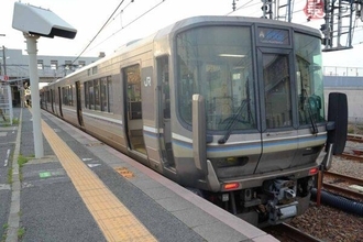新快速「お手頃有料座席」で1日1本だけの行き先へ 満員列車を3時間乗り通してみた光景