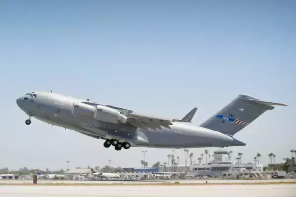 空の“二大巨神”がまさかの統合!? 米空軍が計画する「超ビッグな次世代機」と、立ちはだかる“究極のジレンマ”とは