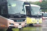 「新型「日野セレガ」の進化は“乗客目線”でもわかる!? 変速機を「7速→12速」へチェンジ 乗り心地にも“思わぬ効果”が」の画像1