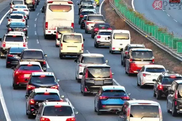 渋滞時の「右車線キープ」は意味あるのか？ 「コロコロ車線変更」は迷惑？ 混んでる高速道路の「一番いい走り方」