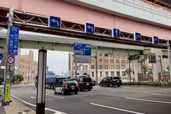 短小、でも幅広！「歩いて2分の国道」なぜ存在？ 終点は驚くほど太い“不思議な道”生まれたワケ