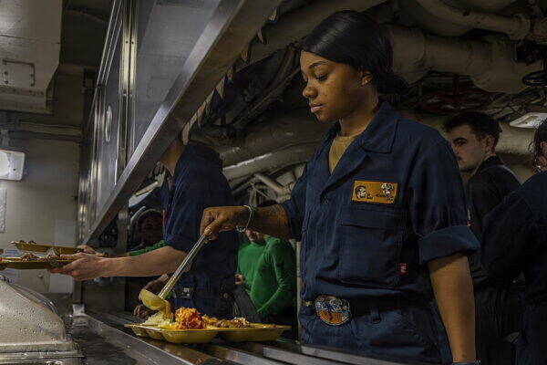 米海軍のSNS飯テロ投稿バズ狙いではなく“反論”だった!? 世界最強の海軍が恐怖したメシの拡散力とは