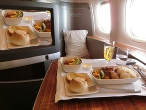 なぜ飛行機内では「トマトジュース」が人気なのか？ 標高2500m相当の“味覚が狂う環境”と機内食の科学