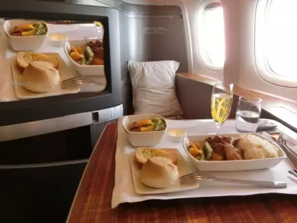 なぜ飛行機内では「トマトジュース」が人気なのか？ 標高2500m相当の“味覚が狂う環境”と機内食の科学