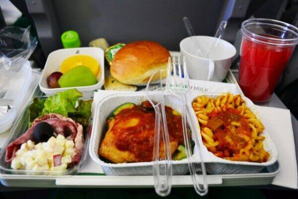 なぜ飛行機内では「トマトジュース」が人気なのか？ 標高2500m相当の“味覚が狂う環境”と機内食の科学