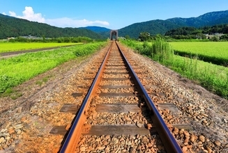 東京23区に「電車じゃない鉄道」がある!? 1日数本なのに絶対必要なワケ 大都会に響く"聞きなれない音"