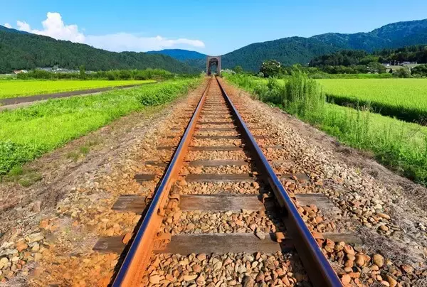 東京23区に「電車じゃない鉄道」がある!? 1日数本なのに絶対必要なワケ 大都会に響く"聞きなれない音"