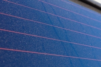 アンテナじゃない!? クルマの後ろの窓にある「謎の横線」の正体 意外な断線リスクとは