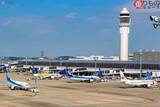 「中部空港に「規格外サイズの珍客」集結にSNS騒然！ 異次元の光景に「偶然にしてもすごすぎる」「ギアの数よ……」」の画像1