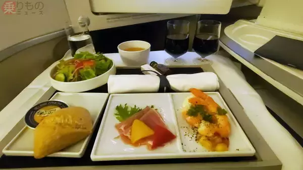 「「やっぱサービス全然違う…」日本‐欧州“ビジネスクラス乗継便”を体験 機体変わるとここまで変わる！」の画像