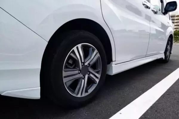 「「4本」と「5本」で何が違う？ クルマのホイールを留める“ネジの数”の不思議 なんと「1本」なんてのも！」の画像