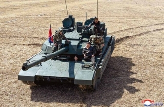 北朝鮮の「ナゾの新型戦車」を娘が操縦!? 金総書記親子が乗る“異様な光景”を世界にアピールする意図は
