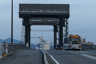 可動橋を渡るバス “月”へ行くバス…全国の名物路線が次々廃止へ 2022年8～9月