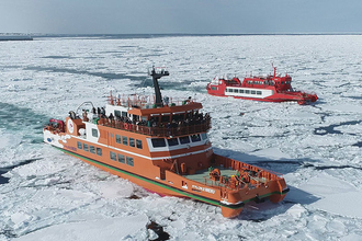 氷の海で立ち往生しないの？ 「砕氷船」の何とも豪快な進み方 “ドリル”持ちもいる！