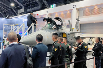 「これが次の戦闘機か～」展示会で長蛇の列！ アメリカ製は閑古鳥 ただ「その次」はライバル多数!? まだまだ変わるタイの戦闘機