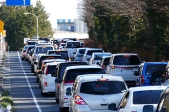 サンキューハザードは「割り込みの免罪符？」 路上の挨拶、根強い“NG派”の意見とは 法律上は“グレー”